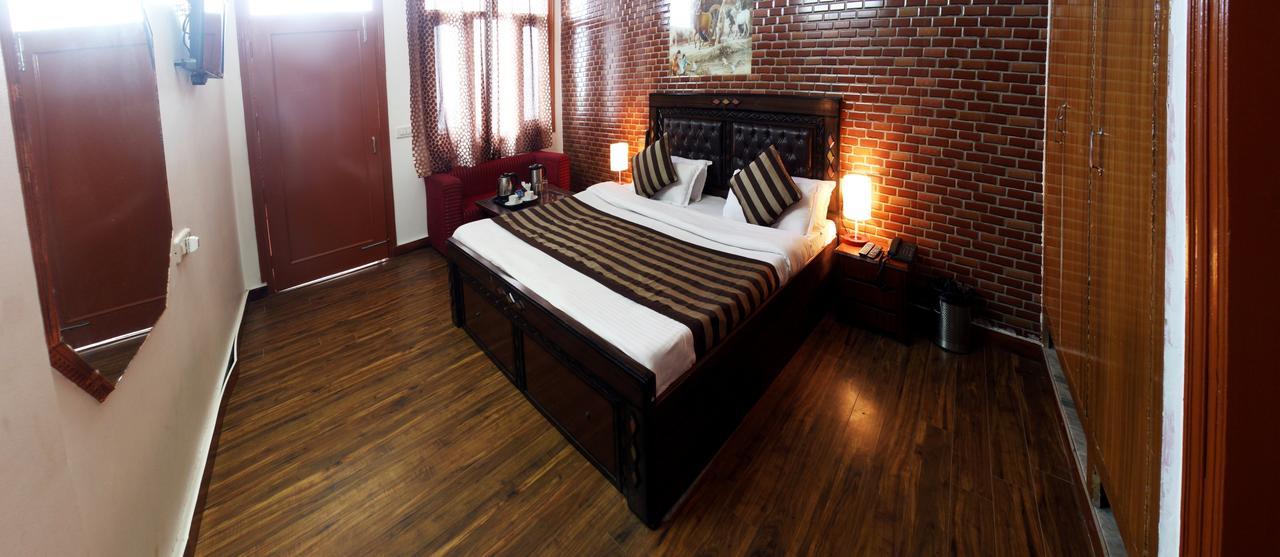 Divyansh Hotel Дармсала Экстерьер фото